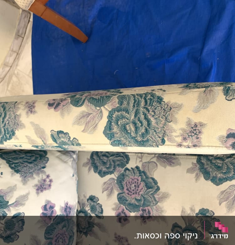 ספה עם ריפוד פרחוני על רקע כחול